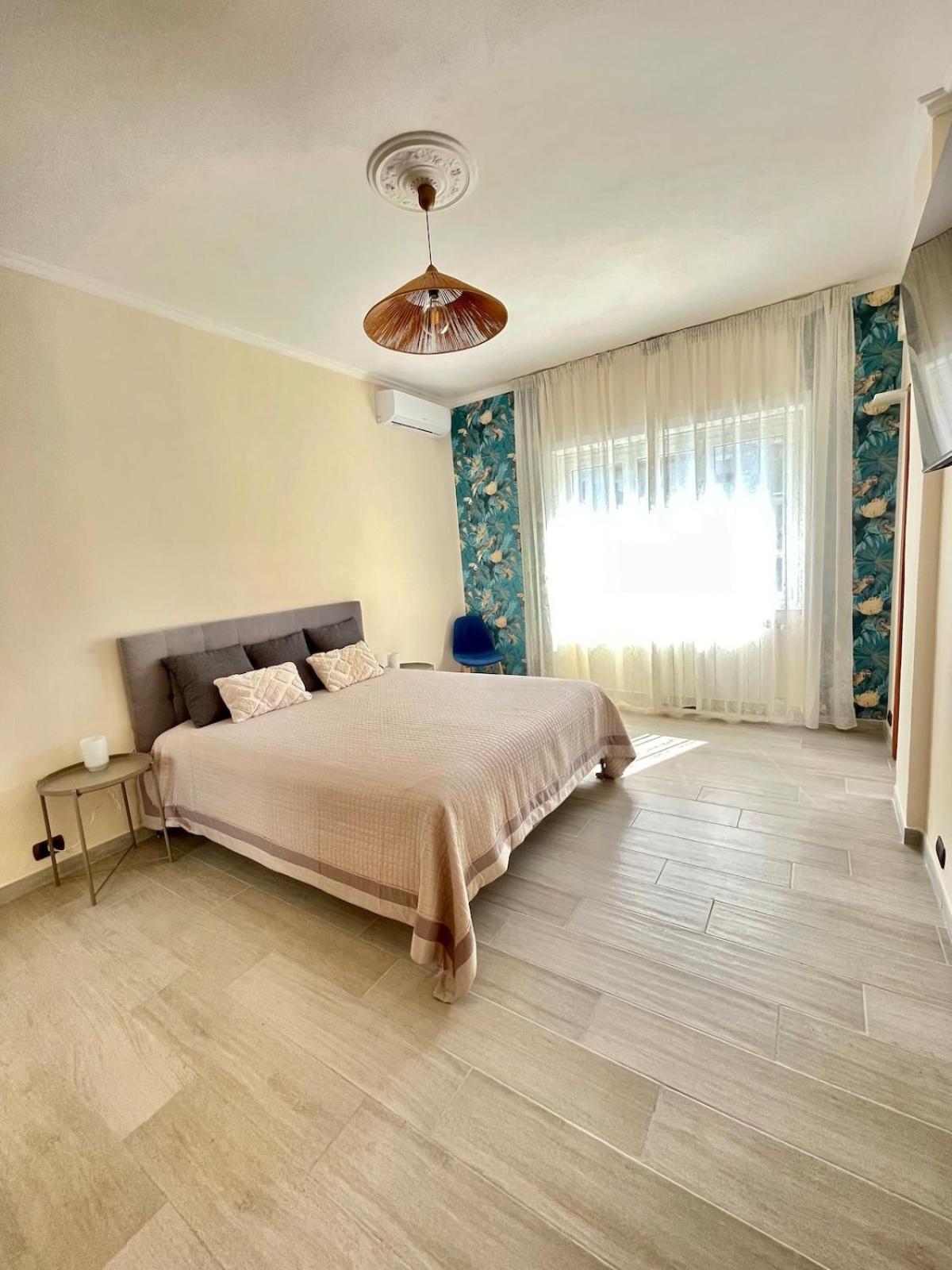 New Near Center Sleeps 4