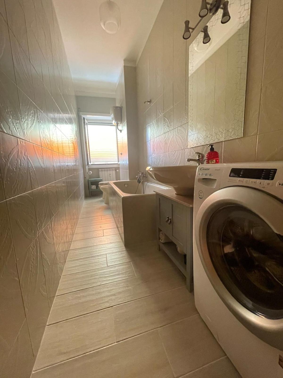 New Near Center Sleeps 4 Appartamento *