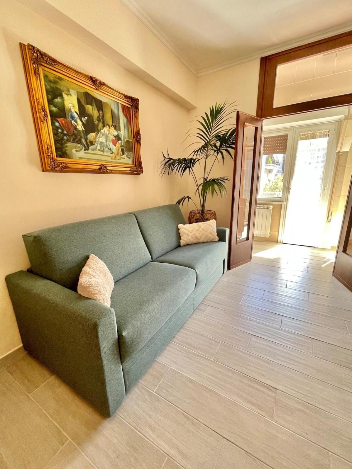 New Near Center Sleeps 4 Appartamento